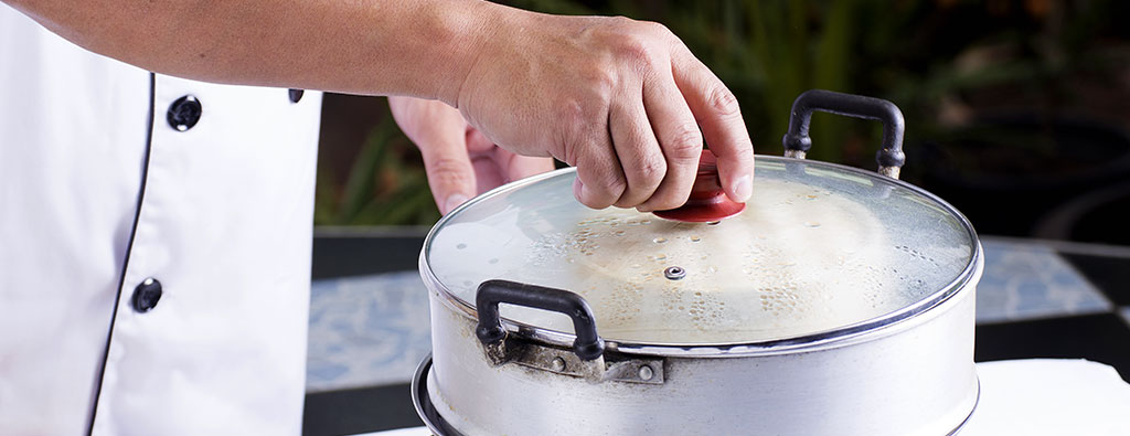 cucinando riso nel caldo pentola con vapore su fornello